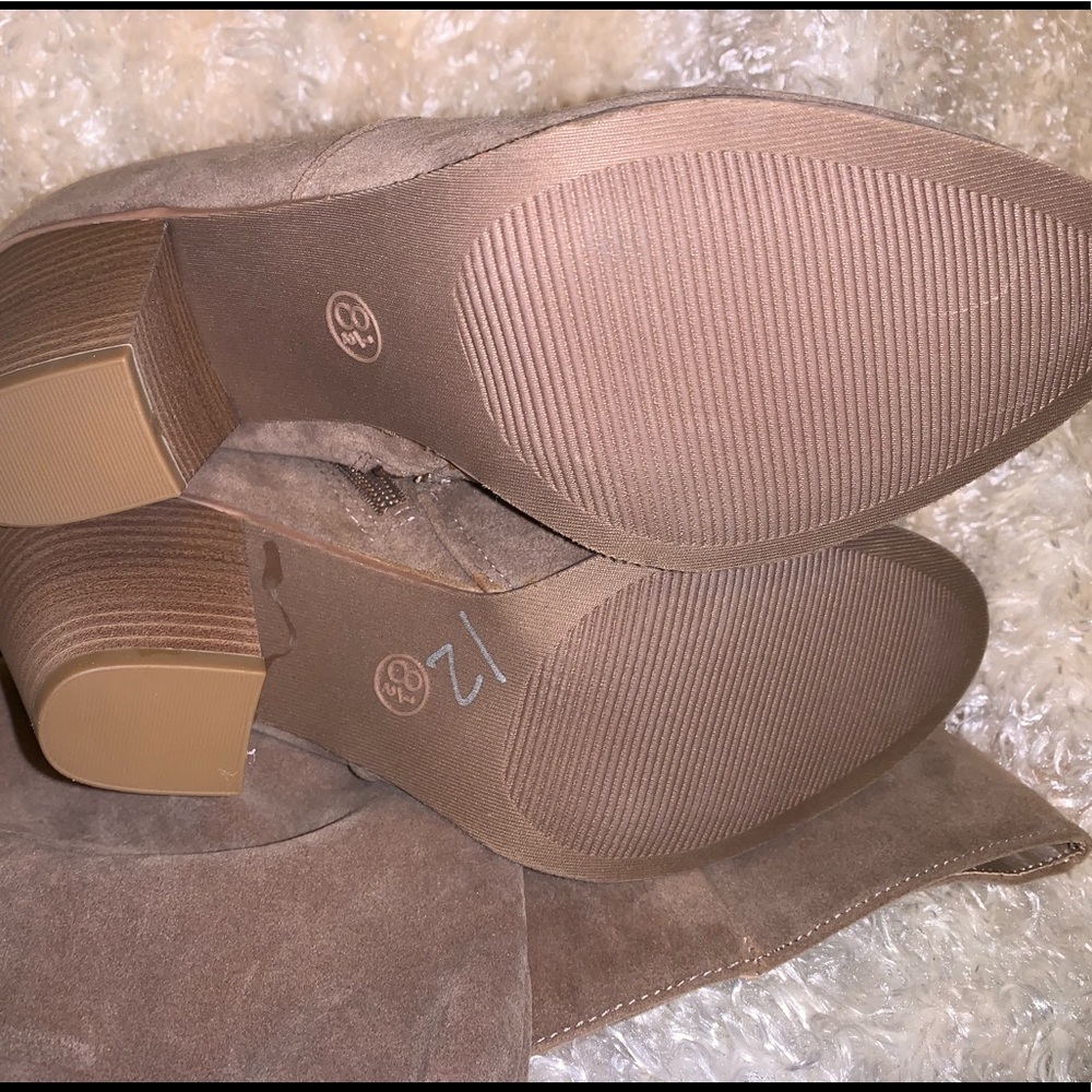 Women’s Universal Thread heeled boots - Picture 6 of 6